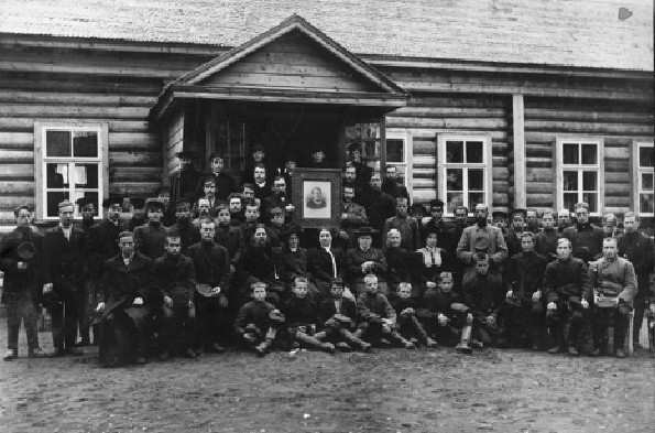 Ученики абрамцевской столярной мастерской.Конец 19 века.
